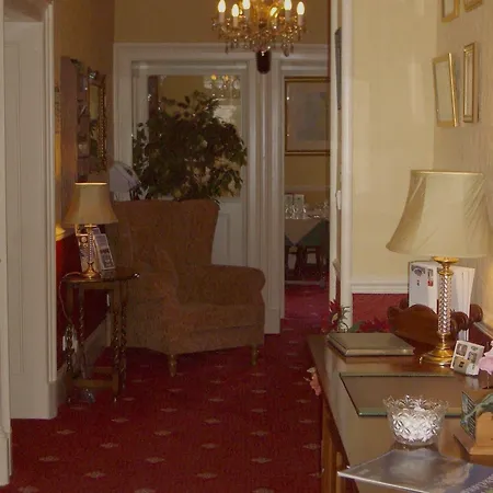 فندق Oakbank House 3*